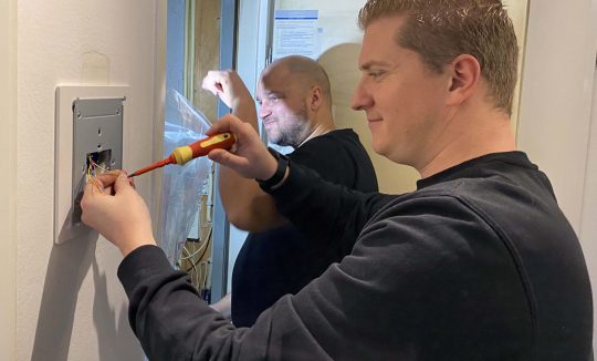 elektromonteurs aan het werk elektromonteurs aan het werk